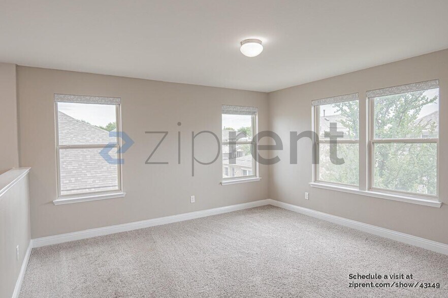 Building Photo - 410 Club House Dr