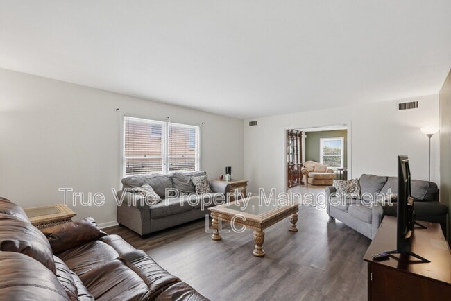 Building Photo - 2423 W Gramercy Pl