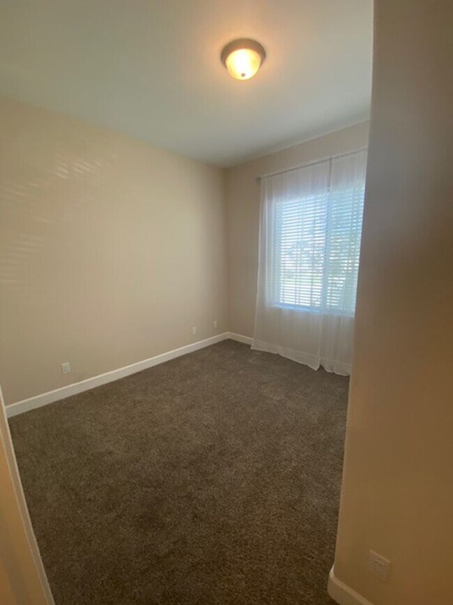 Building Photo - 2256 Ranch View Dr