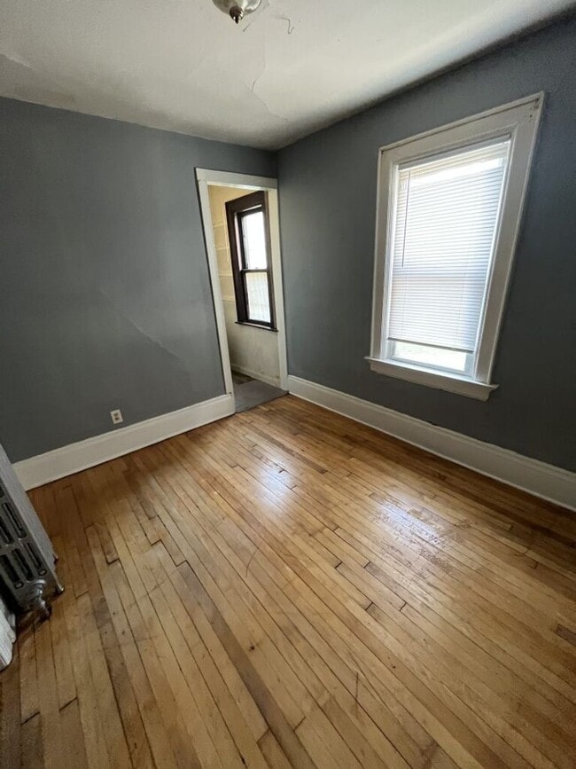 Building Photo - Bright 2 Bed / 1 Bath off Brady St | Free Laundry & Pet-Friendly