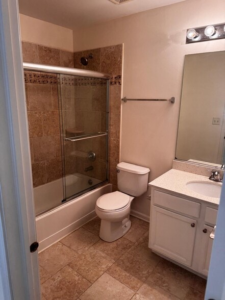 bath 2 - 364 Buckingham Ct