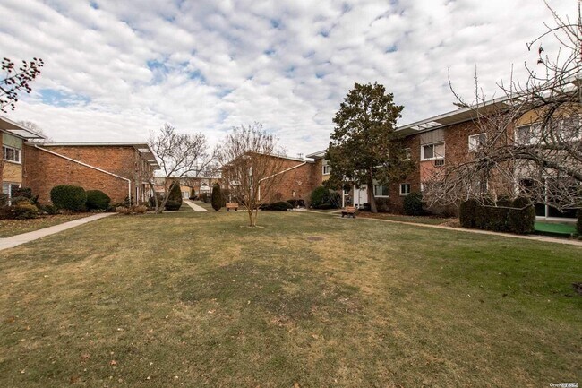 Building Photo - 257 N Newbridge Rd