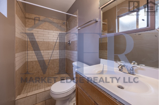 Building Photo - 5Bed/2Bath Home at 35th Ave/Cactus! $1799 ...