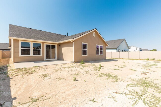 Building Photo - Perfect location for a 4 bed 2 bath with a...
