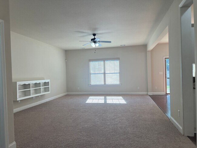 Building Photo - 5 bedroom 3 1/2 bathroom home