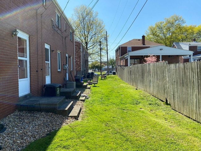 Building Photo - Cozy Two Bedroom Townhome with Central AC ...