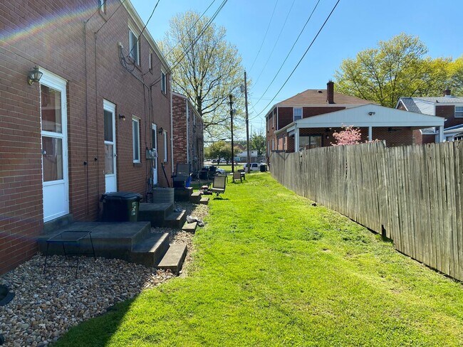 Building Photo - Cozy Two Bedroom Townhome with Central AC & Off-Street Parking! Call Today to Schedule a Tour!