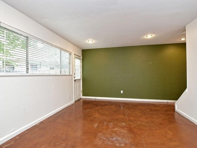 Building Photo - 604 Franklin Blvd