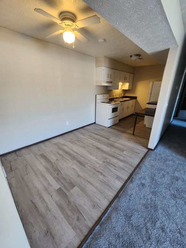 Building Photo - 1103 W Maple St