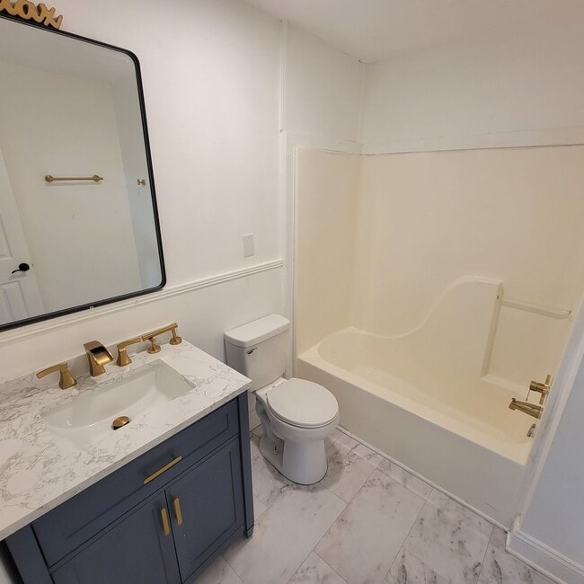 Building Photo - 166 E 16th St