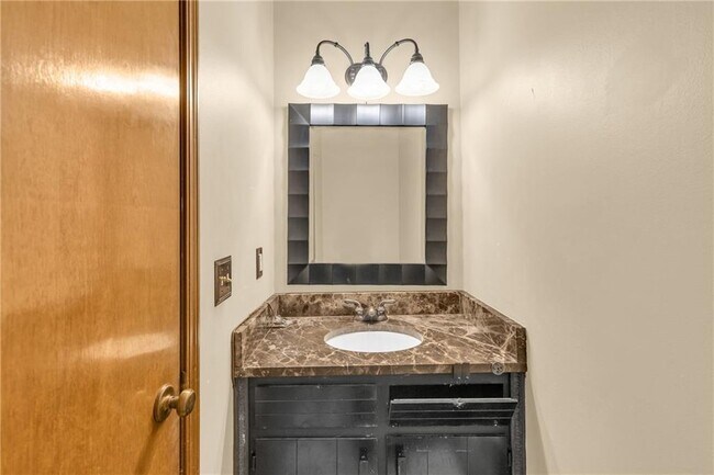 Building Photo - 1616 Maple Ridge Dr