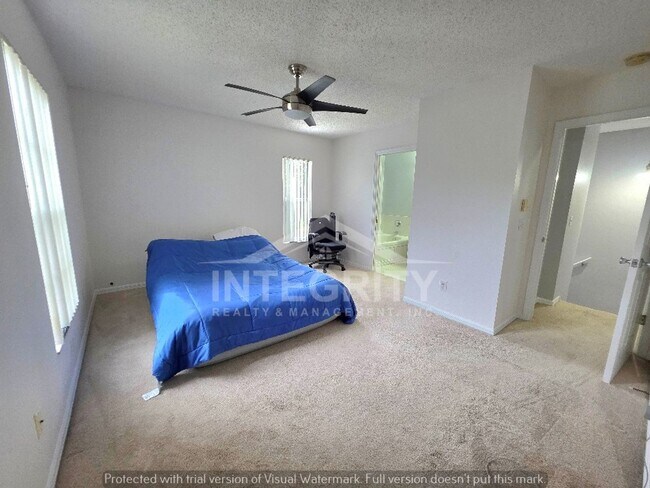 Building Photo - 10107 Farmingdale Pl