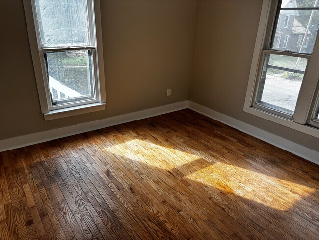 Building Photo - 129 Meachem Ave