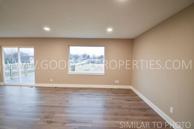 Building Photo - Wonderful 5 bedroom, 3.5 bath with a finis...