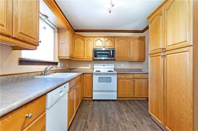 Building Photo - Charming 3-Bedroom Duplex in West Norman