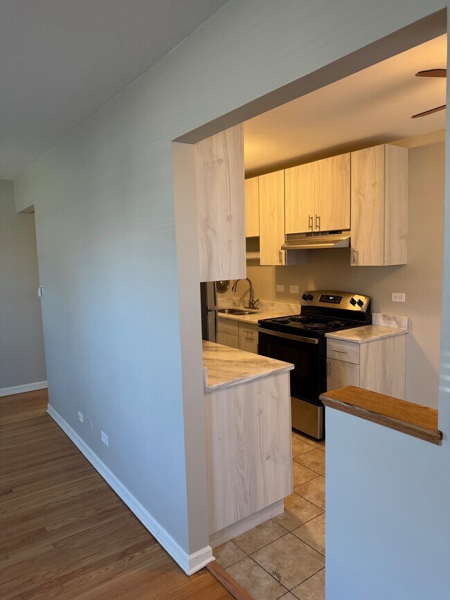 Building Photo - Colonial Gardens