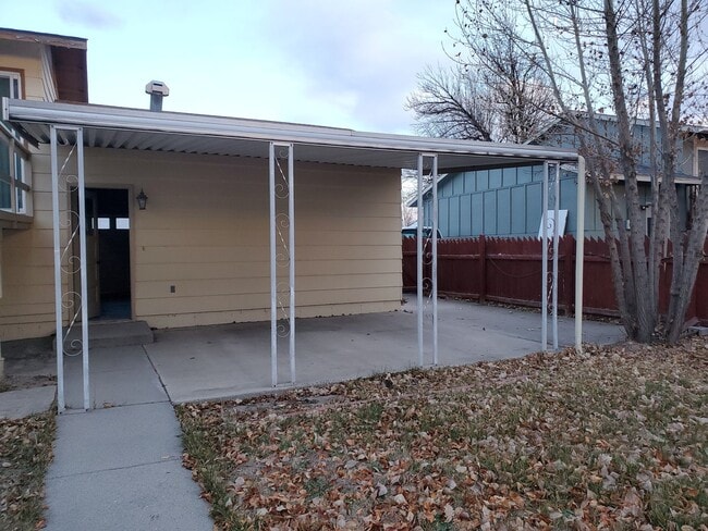 Building Photo - 826 N 12th St E
