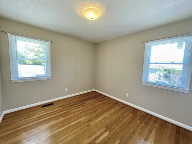 Building Photo - 4 Bed, 2 Bath Nest In Cottonade Close To Base
