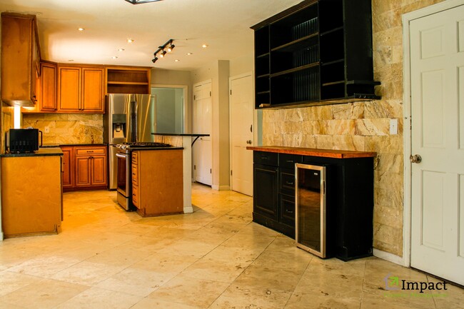 Building Photo - 8586 E Lakeview Dr