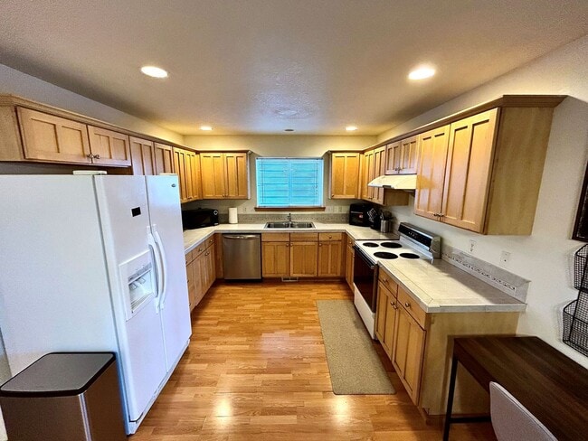 Building Photo - Charming 4 Bed/2.5 Bath Retreat!