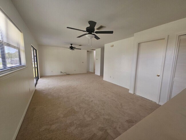 Building Photo - Freshly painted and brand new carpet/laminate 2 bed 2 bath 1 car garage single family home!!!