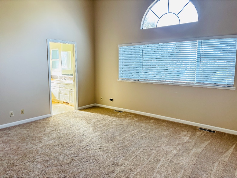 Building Photo - 242 N San Pedro Rd