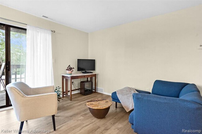 Building Photo - 855 S Pontiac Trail