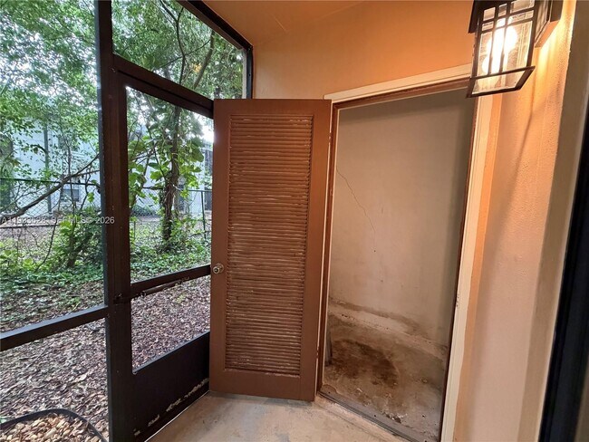 Building Photo - 400 Commodore Dr