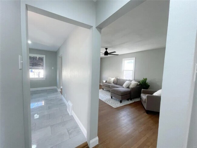 Building Photo - 1349 Kraft St