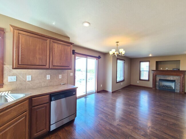 Building Photo - $2,200 -  3 Bed / 2.5 Bath Beautiful Spokane Valley House