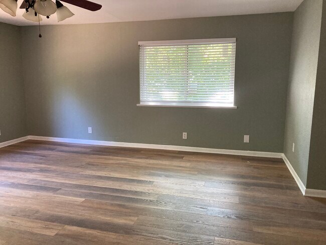 Den/4th bedroom 5 x 6 walk-in to right of picture - 1704 W Birge St