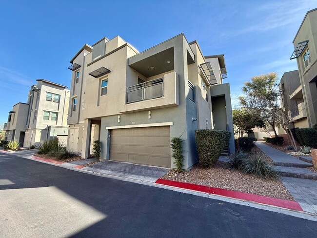 Primary Photo - 2/BD 2.5/BA Luxury Gated Townhouse in Summ...