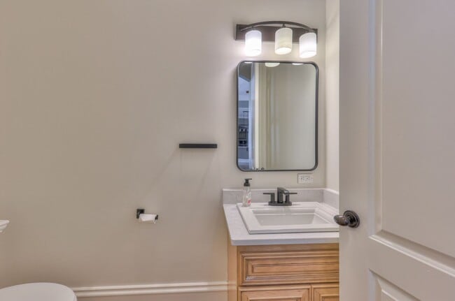 Building Photo - Stunning Executive Townhome in the Heart o...