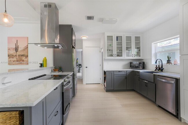 Building Photo - 890 NE 90th St