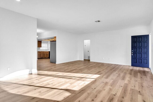 Building Photo - Great 3/2 in Crown Point!  Across from the street from bay access and available immediately!