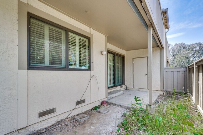 Building Photo - 1st floor corner unit - In Door Laundry- Easy Access to 880 and 237