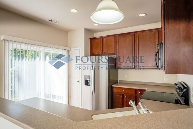 Building Photo - Townhome! | Back Patio with Privacy Fence|...