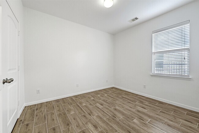 Building Photo - 31 Hearthwick Rd