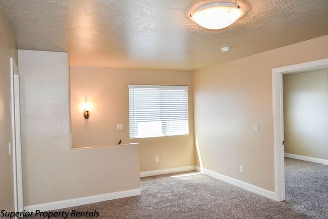 Building Photo - 4 bed, 2.5 bath duple unit w/2 car garage