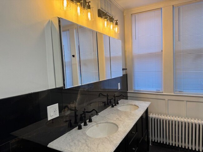 Building Photo - 775 University Ave