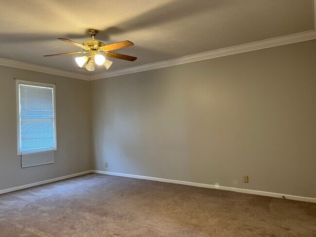 Building Photo - Well-Located 4 Bedroom with Versatile Living Space!!