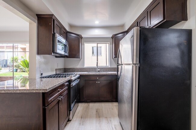 Building Photo - 608 Illinois Ct