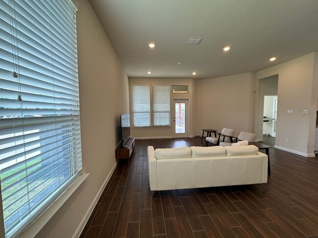 Building Photo - Stunning Rental Home in Gated Wortham Oaks...