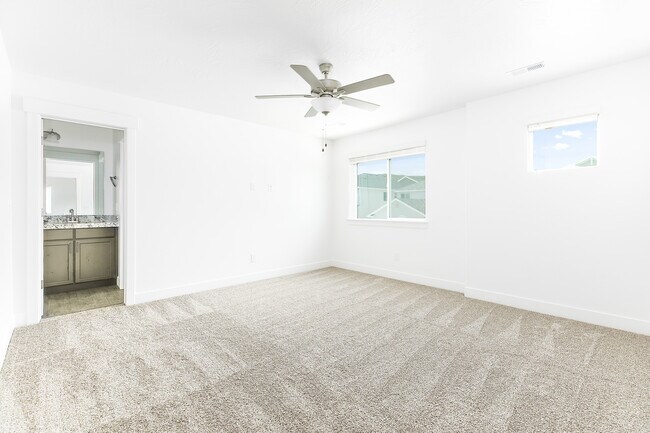 Building Photo - 4728 E Lake Corner Dr