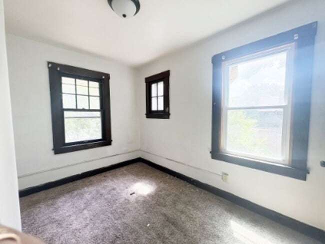 Building Photo - 800 N 6th St