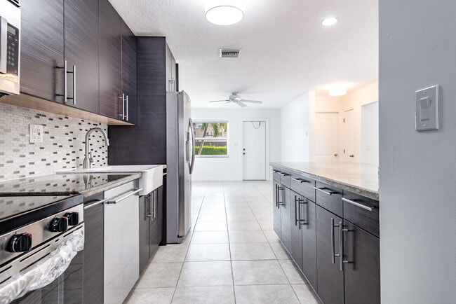 Building Photo - 121 SW 2nd Ave