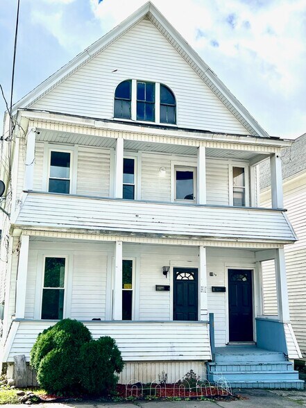 Building Photo - 39 1/2 Milton Ave