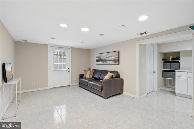 Building Photo - 2819 Summerfield Rd