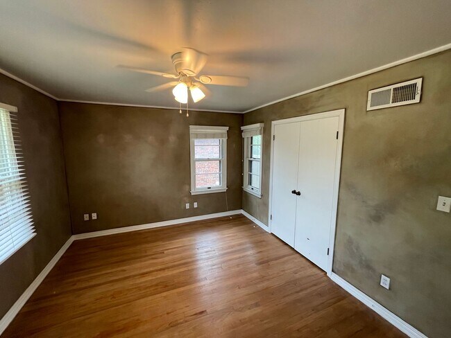Building Photo - 4 bed 2 bath 2 car, Great Character and st...