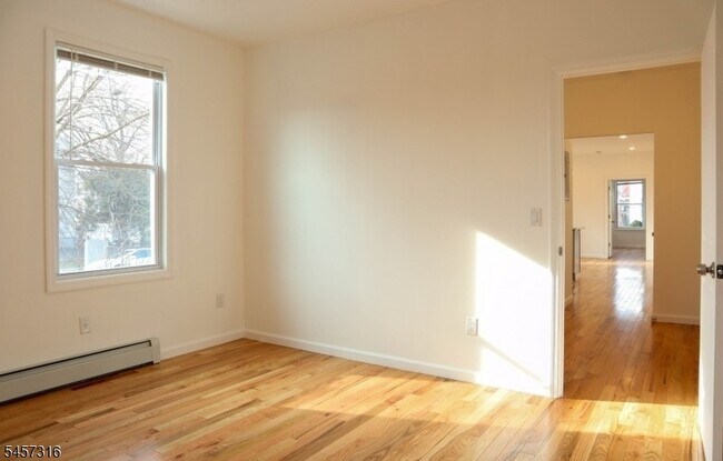 Building Photo - 373 6th Ave W